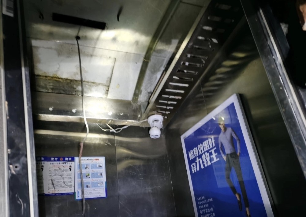 事发后电梯顶部照片